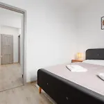 Appartement 2 Bedrooms With Kitchen Near The Subway Praag