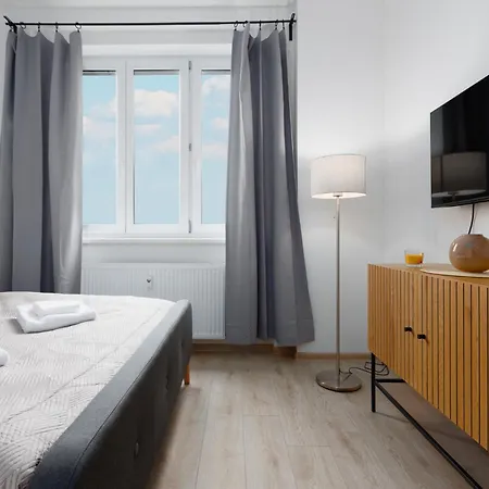 2 Bedrooms With Kitchen Near The Subway