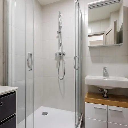 2 Bedrooms With Kitchen Near The Subway Daire *