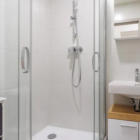 2 Bedrooms With Kitchen Near The Subway *