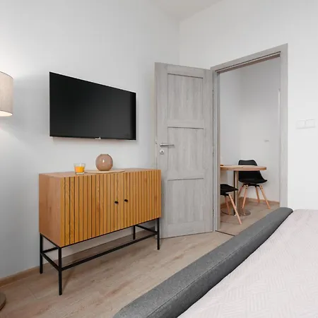 2 Bedrooms With Kitchen Near The Subway