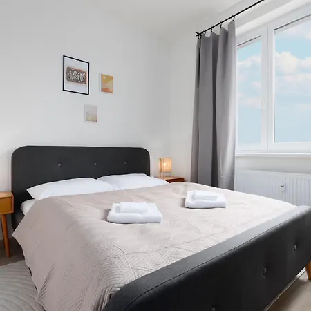 2 Bedrooms With Kitchen Near The Subway * Praha