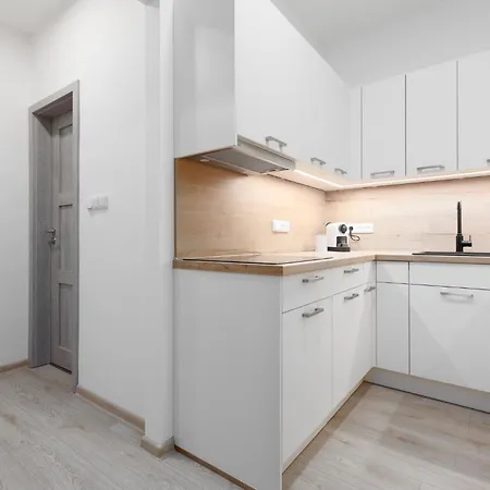 Lägenhet 2 Bedrooms With Kitchen Near The Subway
