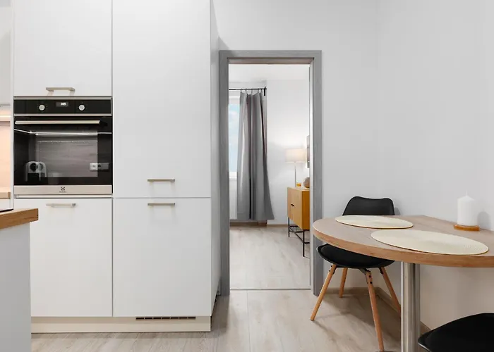 2 Bedrooms With Kitchen Near The Subway *