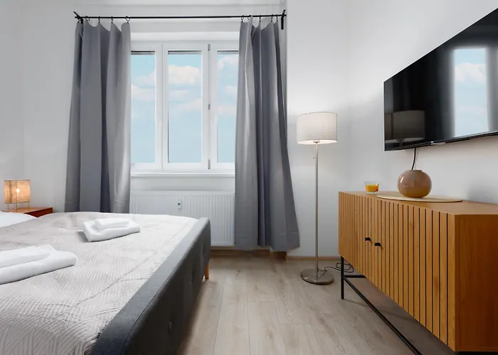 2 Bedrooms With Kitchen Near The Subway