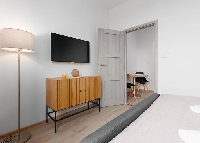 2 Bedrooms With Kitchen Near The Subway
