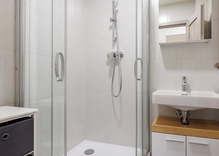 2 Bedrooms With Kitchen Near The Subway *